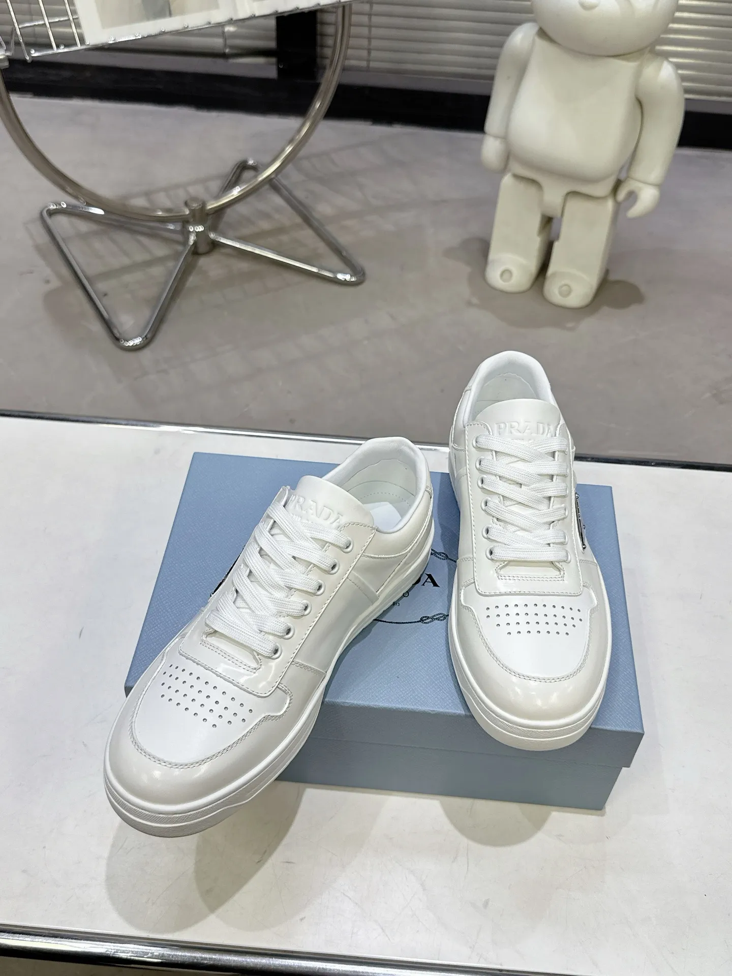 👟👟Ex-factory price 580👟👟 Couple style Prada Latest Downtown Bold series Triangle logo Casual sneakers White shoes Original purchase, development and production Downtown Bold sneakers are inspired by the basketball shoes of the 1980s, with a sporty design and exquisite details. Crafted from perforated leather, the statement platform sole provides a unique, modern style. The Prada logo is interpreted from different angles, decorated with the iconic enameled triangular metal logo, highlighting the unique classic style. Exquisite packaging at the delivery counter🛍📦 ▪️Fabric: Original custom imported first-layer cowhide ▪️Lining: Original imported soft sheepskin ▪️Outsole: Original open-molded rubber bottom material ▪️Size: Women's 35-40 Men's 39-45